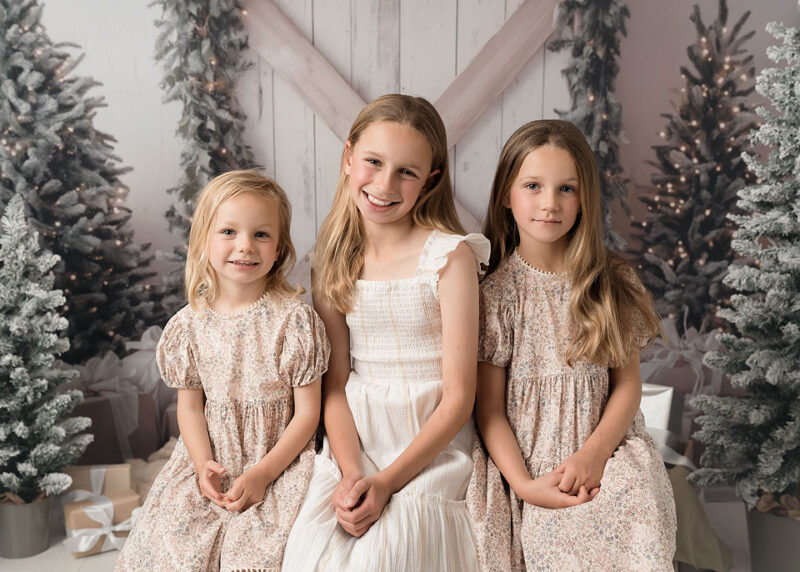 christmas mini photos with white backdrop for Adelaide photographer. Melissa Alagich Photography
